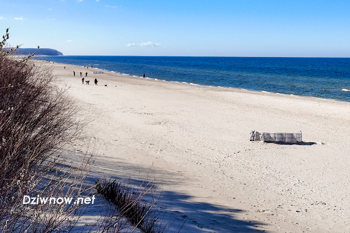 Szok! Na plaży w Międzywodziu pojawiły się parawany