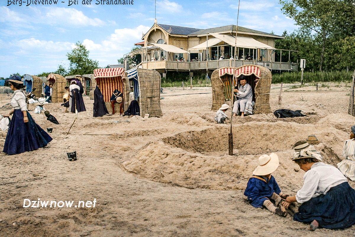 Przed parawanami na plaży były grajdoły i kosze plażowe.