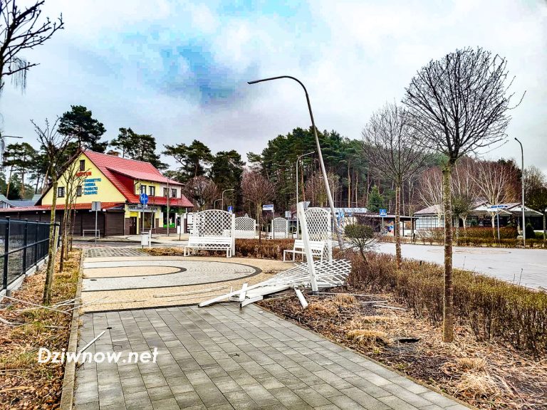 Samochód wjechał w pergole w Łukęcinie. Szukają sprawcy