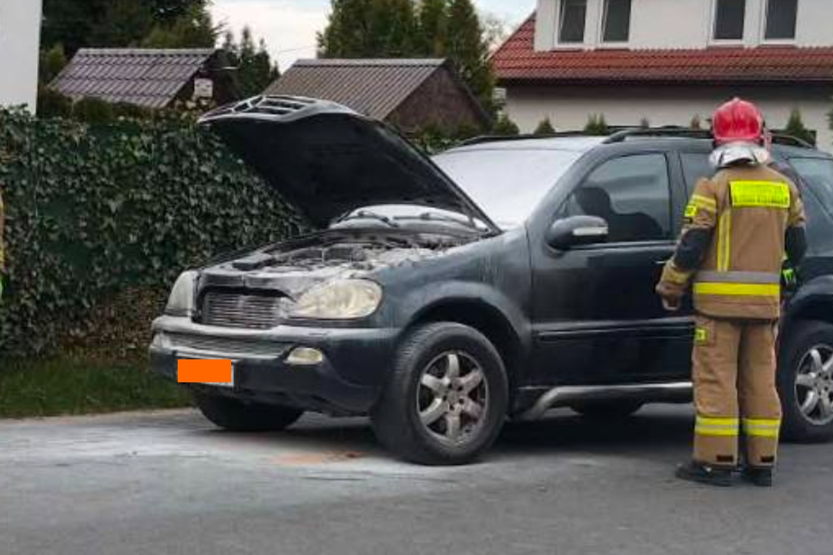Samochód zapalił się podczas jazdy. Gasili mieszkańcy