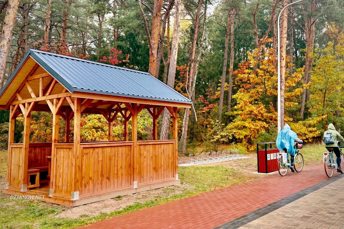 Zielona przystań rowerowa w Łukęcinie.